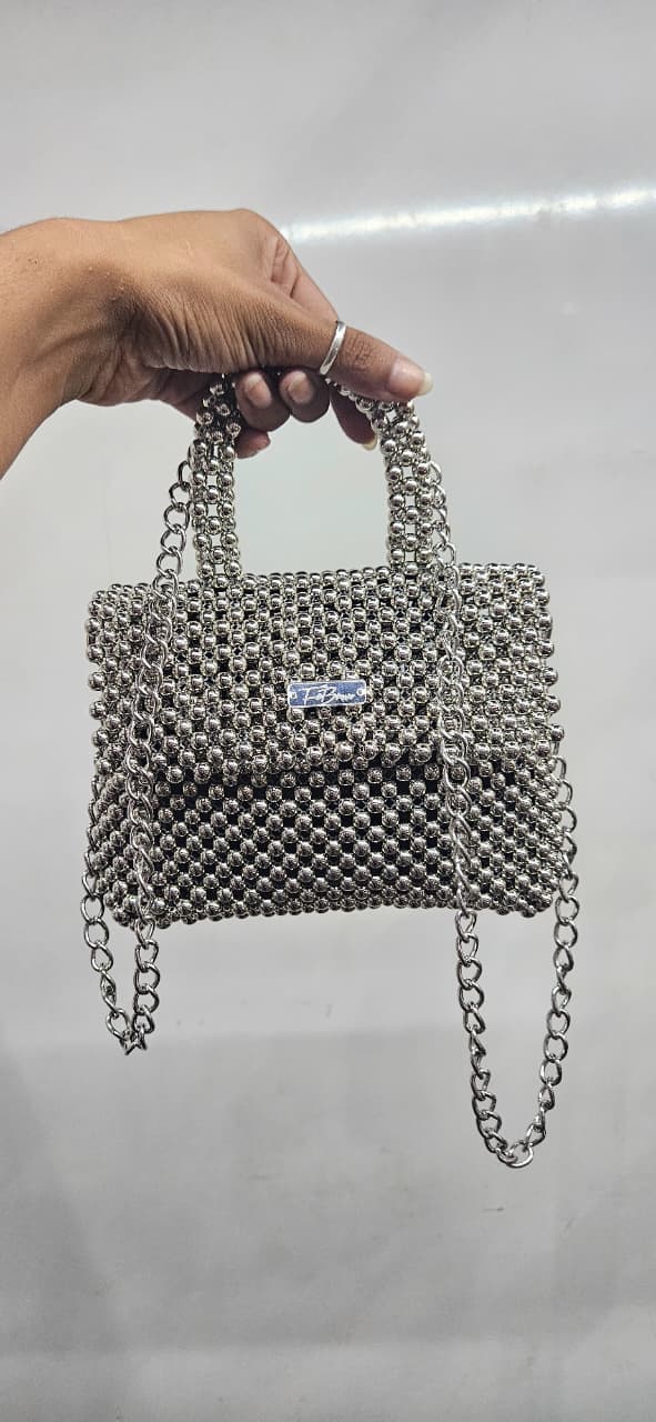 coffee printed black tshirt Bolsa prateada de mão/alça